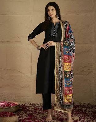 Women Solid Kurta with Trousers & Dupatta 1