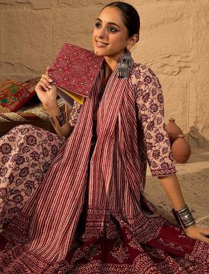 Women Floral Print Regular Pure Cotton Kurta with Trousers & With Dupatta 2