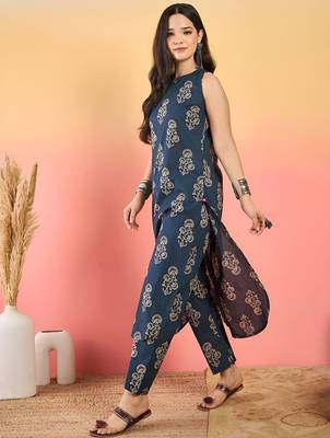 Floral Printed Round-Neck Kurta With Trousers 4