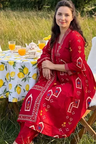 Women Floral Printed Empire Pure Cotton Kurta with Trousers & With Dupatta