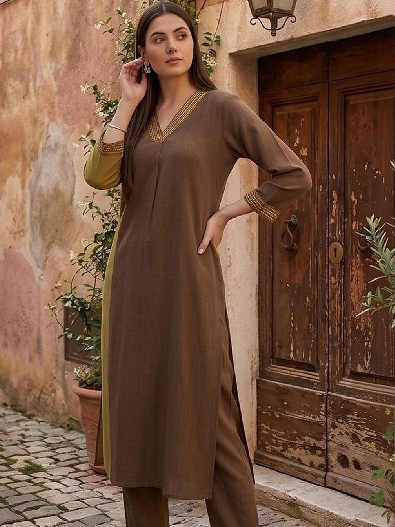 Women Regular Thread Work Kurta with Trousers