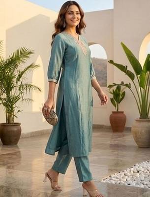 Women Yoke Design Regular Kurta with Trousers 3