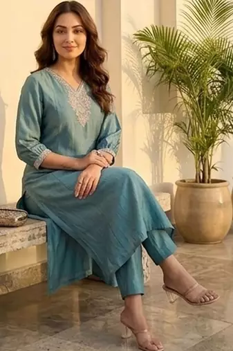 Women Yoke Design Regular Kurta with Trousers