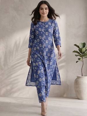 Women Floral Printed Regular Kurta with Trousers 1