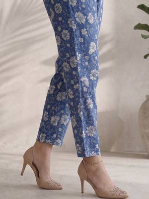 Women Floral Printed Regular Kurta with Trousers 7