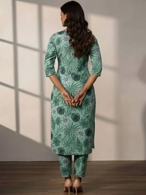 Women Floral Printed Regular Kurta with Trousers 4