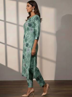 Women Floral Printed Regular Kurta with Trousers 5