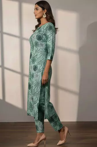 Women Floral Printed Regular Kurta with Trousers