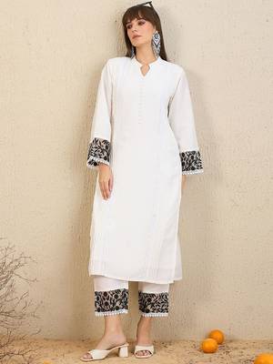 Floral Embroidered Panelled Beads and Stones Straight Kurta with Trousers 1