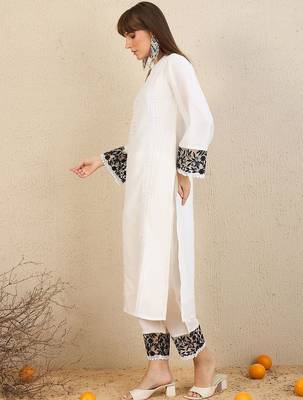 Floral Embroidered Panelled Beads and Stones Straight Kurta with Trousers 3
