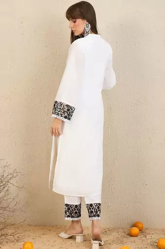 Floral Embroidered Panelled Beads and Stones Straight Kurta with Trousers
