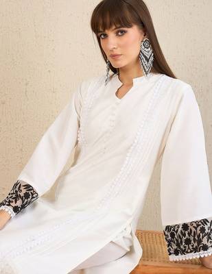 Floral Embroidered Panelled Beads and Stones Straight Kurta with Trousers 6