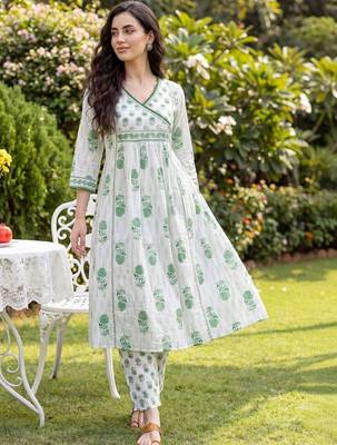 Women Floral Printed Empire Pure Cotton Kurta with Trousers 1