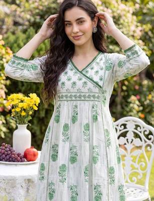 Women Floral Printed Empire Pure Cotton Kurta with Trousers 2