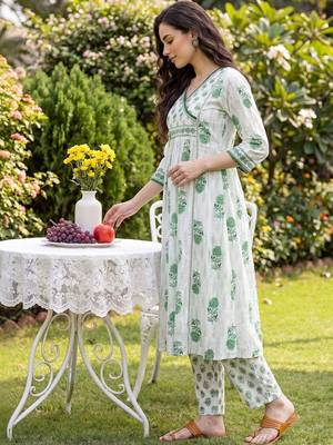 Women Floral Printed Empire Pure Cotton Kurta with Trousers 3