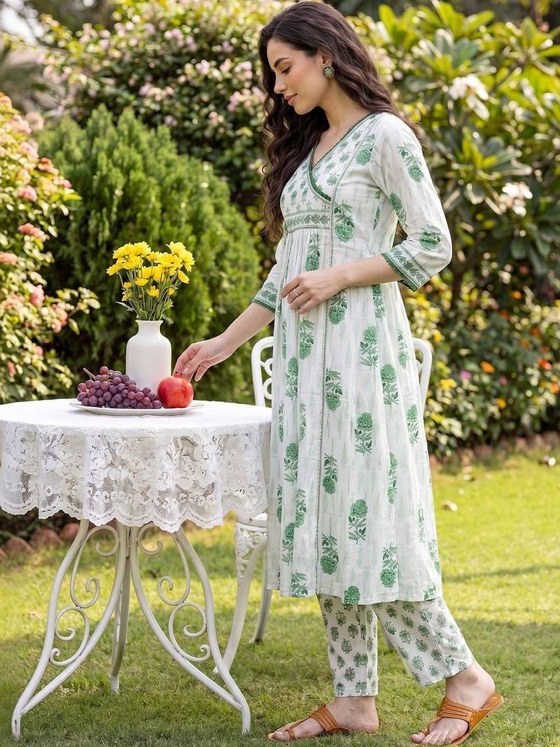 Women Floral Printed Empire Pure Cotton Kurta with Trousers