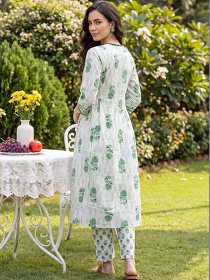 Women Floral Printed Empire Pure Cotton Kurta with Trousers 4
