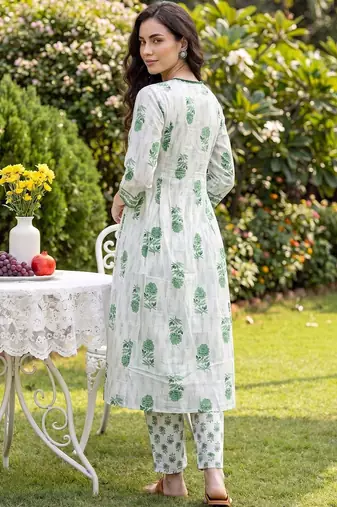 Women Floral Printed Empire Pure Cotton Kurta with Trousers