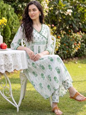 Women Floral Printed Empire Pure Cotton Kurta with Trousers 5