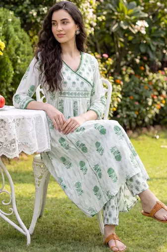 Women Floral Printed Empire Pure Cotton Kurta with Trousers