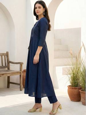 Women Empire Thread Work Liva Kurta with Trousers 4