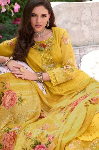Women Floral Embroidered Thread Work Kurta with Trousers & With Dupatta