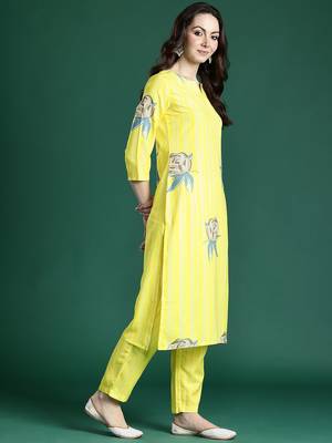 Floral Printed Regular Kurta with Trousers 5