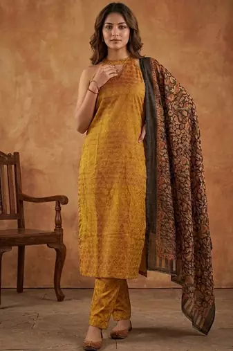 Women Regular Kurta with Trousers & With Dupatta
