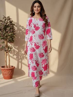 Women Floral Printed Regular Kurta with Trousers 2