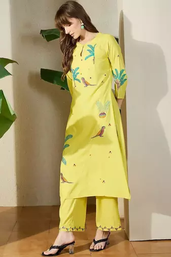 Women Viscose Rayon Ethnic Motifs Printed Regular Kurta with Trousers