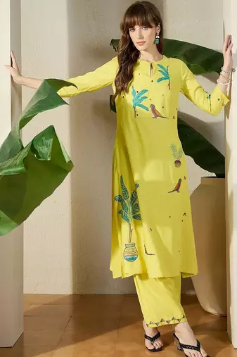 Women Viscose Rayon Ethnic Motifs Printed Regular Kurta with Trousers