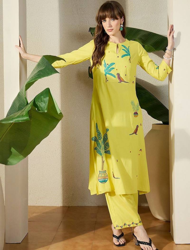 Women Viscose Rayon Ethnic Motifs Printed Regular Kurta with Trousers