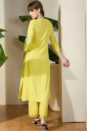 Women Viscose Rayon Ethnic Motifs Printed Regular Kurta with Trousers