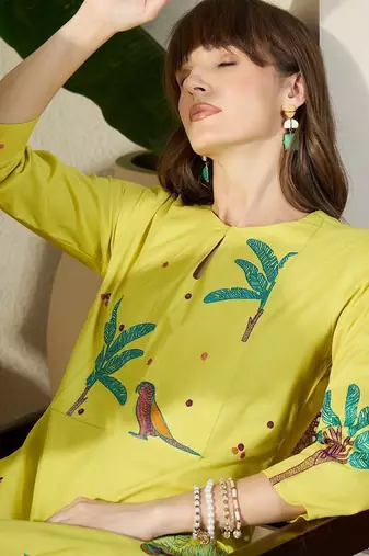 Women Viscose Rayon Ethnic Motifs Printed Regular Kurta with Trousers
