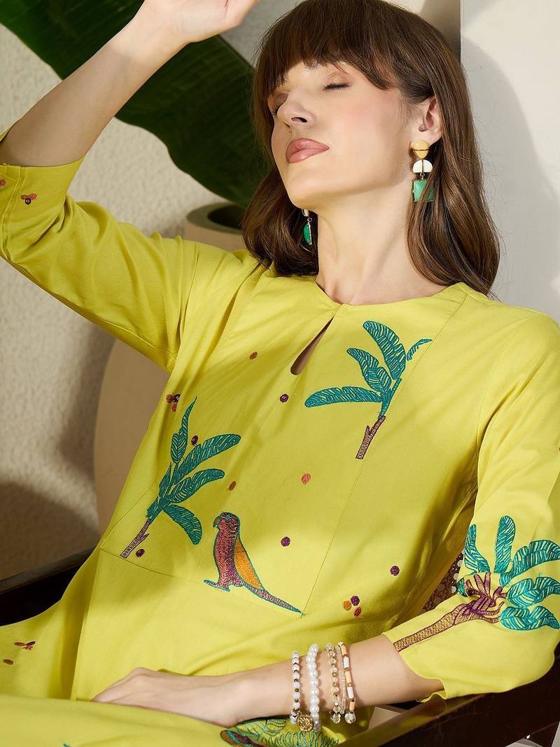 Women Viscose Rayon Ethnic Motifs Printed Regular Kurta with Trousers