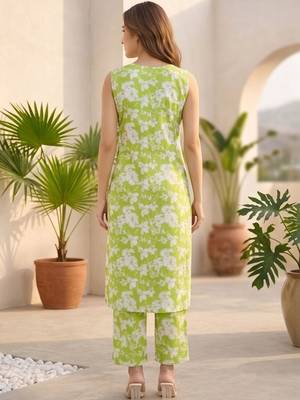 Women Floral Printed Regular Kurta with Trousers 5
