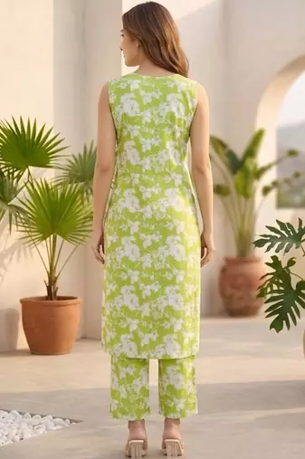 Women Floral Printed Regular Kurta with Trousers