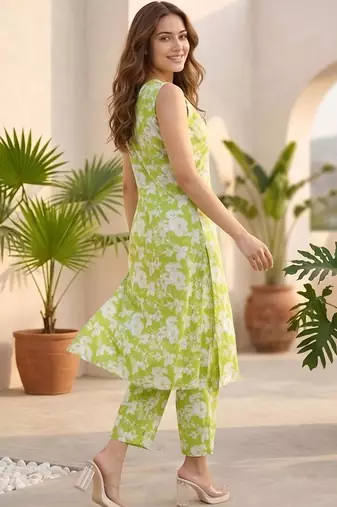 Women Floral Printed Regular Kurta with Trousers
