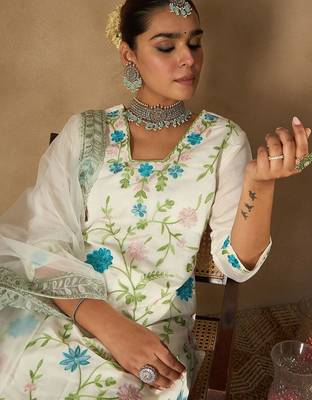 Women Floral Embroidered Regular Thread Work Kurta with Trousers & With Dupatta 2