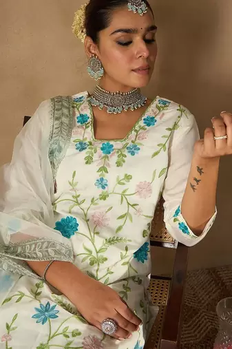Women Floral Embroidered Regular Thread Work Kurta with Trousers & With Dupatta