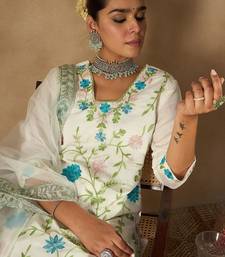 Women Floral Embroidered Regular Thread Work Kurta with Trousers & With Dupatta