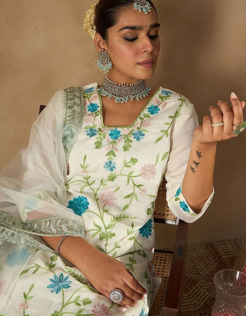 Women Floral Embroidered Regular Thread Work Kurta with Trousers & With Dupatta