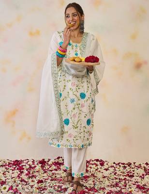 Women Floral Embroidered Regular Thread Work Kurta with Trousers & With Dupatta 1