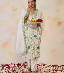Women Floral Embroidered Regular Thread Work Kurta with Trousers & With Dupatta