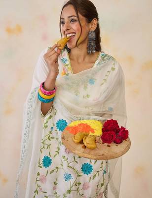 Women Floral Embroidered Regular Thread Work Kurta with Trousers & With Dupatta 5