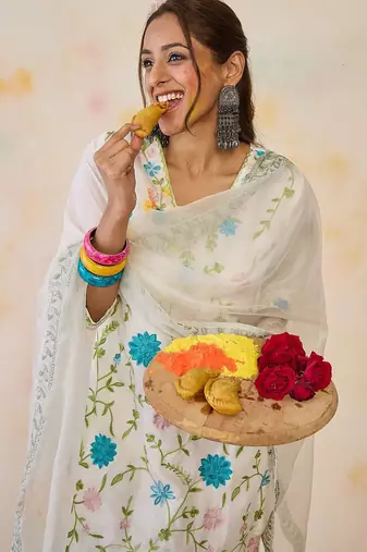 Women Floral Embroidered Regular Thread Work Kurta with Trousers & With Dupatta