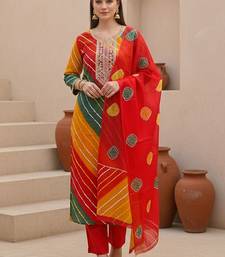 Women Leheriya Dyed Regular Thread Work Kurta with Trousers & With Dupatta