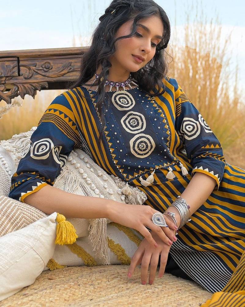 Women Printed Regular Thread Work Pure Cotton Kurta with Trousers & With Dupatta