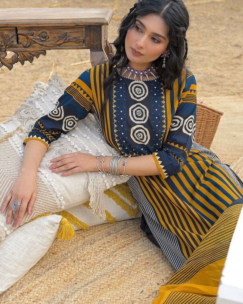Women Printed Regular Thread Work Pure Cotton Kurta with Trousers & With Dupatta