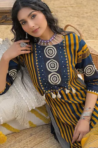 Women Printed Regular Thread Work Pure Cotton Kurta with Trousers & With Dupatta